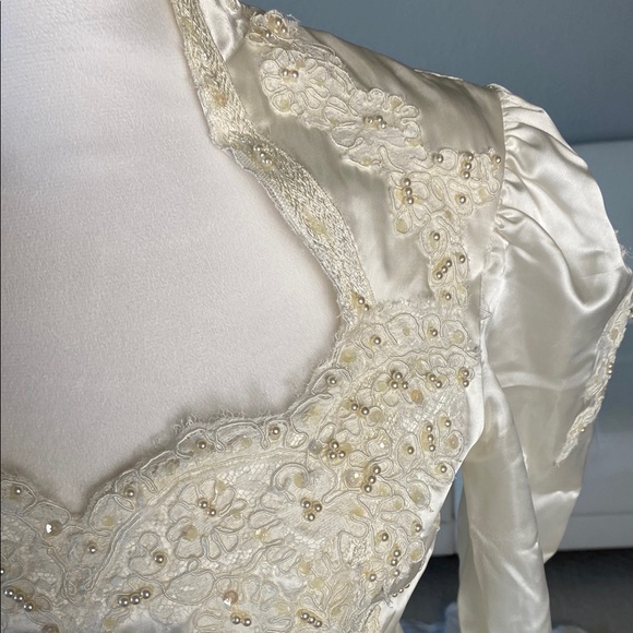 Elegant Vintage Ivory Lace Wedding Gown - Picture 11 of 16